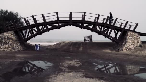 Villa Gesell Argentina 2019 Niño Montando Una Bicicleta Sobre Puente — Vídeo de stock