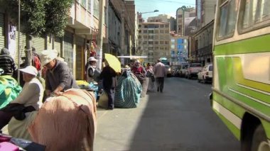 La Paz / Bolivya - 08 11 2019: El Alto, La Paz, Bolivya 'daki Ticaret Sokağı ve Yoksullar. 