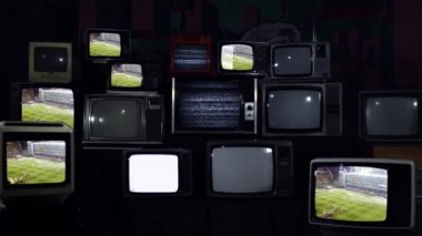 Futbol stadyumu ve Retro TV 'ler. Mavi Koyu Ton. Yakınlaştır.