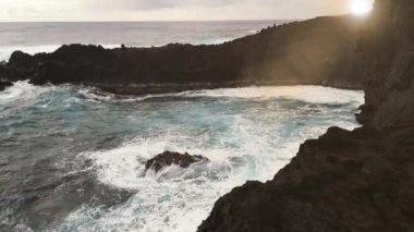 Ana Kakenga Mağarası 'nda, Paskalya Adası' ndaki Hanga Roa 'ya yakın deniz manzarası. Sunset 'te çekilmiş. 4K çözünürlüğü.