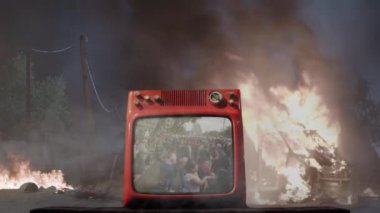 Santiago / Chile- 11 5 2019: Retro TV 'de canlı protestoların ve Arkaplan Yanan Araba protestolarının maliyeti. 