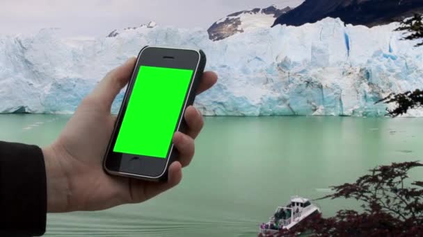 Mains Masculines Tenant Vieux Smartphone Avec Écran Vert Dans Glacier — Video