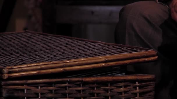 Man Hand Öppnar Förvaring Wicker Box Som Innehåller Gamla Vinyl — Stockvideo