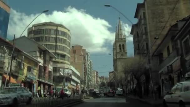 ラパス ボリビア 2019年 ボリビアのラパスの通りでの車の運転者の視点 — ストック動画