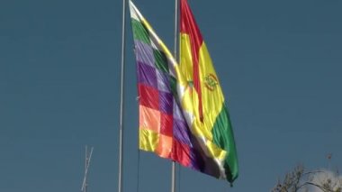 Bolivya ve Wiphala Bayrakları. Cumhurbaşkanlığı Sarayı (Palacio Quemado), La Paz, Bolivya, Güney Amerika. 