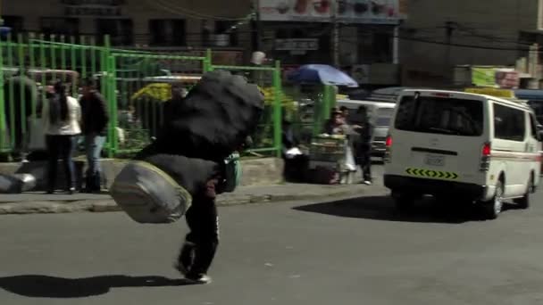 Paz Bolivien 2019 Ein Bolivianischer Straßenverkäufer Trägt Einen Riesigen Sack — Stockvideo