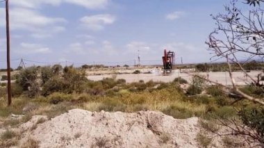 Mendoza, Patagonya, Arjantin 'deki sondaj kulesinde petrol pompası Jack. 