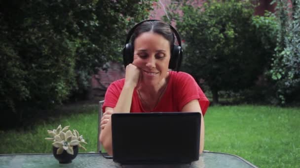 Covid Pandemia期间使用笔记本电脑在家工作的妇女 — 图库视频影像