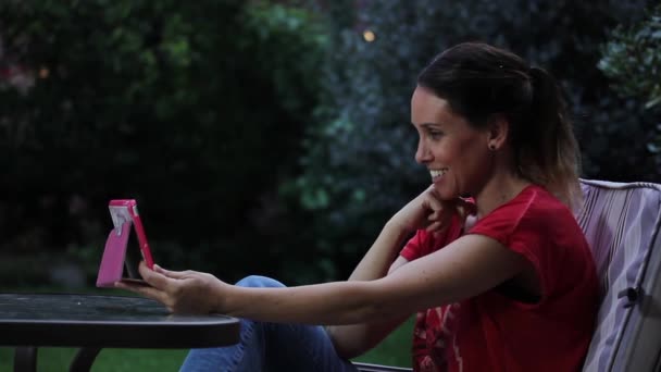 Femme Utilisant Ordinateur Tablette Dans Son Jardin Pendant Pandémie Covid — Video