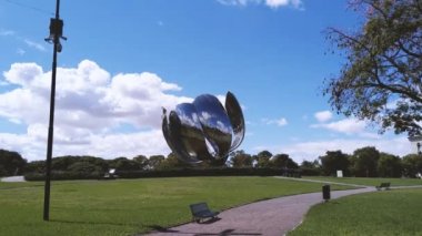 Floralis Generica heykeli, Buenos Aires, Arjantin. 4K Çözünürlüğü.