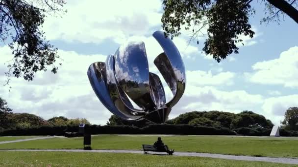 Floralis Generica Metal Flower Van Eduardo Catalano Plaza Naciones Unidas — Stockvideo