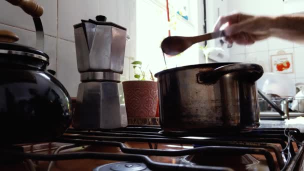 Mann Nimmt Leckeren Reis Mit Löffel Von Cooker Kitchen Nahaufnahme — Stockvideo