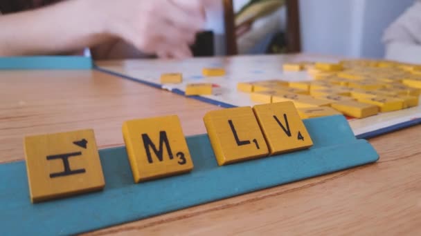 Kadın Eli Covid Salgını Sırasında Evde Scrabble Oynuyor Yakın Plan — Stok video