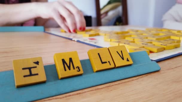 Vrouw Speelt Scrabble Thuis Tijdens Covid Pandemie Close — Stockvideo