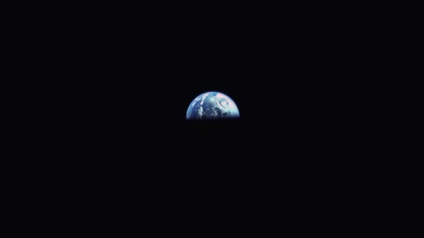 在阿波罗16号月球漫步期间 一位宇航员在美国国旗旁边跳跃 远离家乡 地球在背景中升起 包括音频 美国航天局提供的这一录像的内容 — 图库视频影像