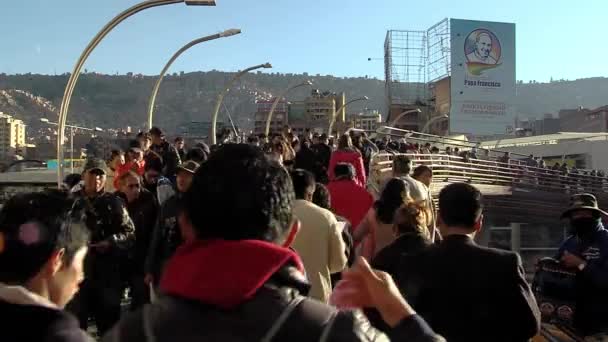 ラパス ボリビア 2015年09月09日 ボリビアのラパスの混雑した橋の上での動き 背景に教皇フランシス ポスター — ストック動画
