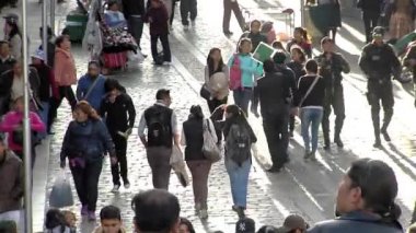 La Paz / Bolivya - 09 09 09 2019: Bolivya 'daki La Paz' ın Kalabalık Sokağında Hareket.