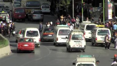 Bolivya 'da La Paz' ın Kalabalık Caddesinde Hareket ve Trafik Zebraları.