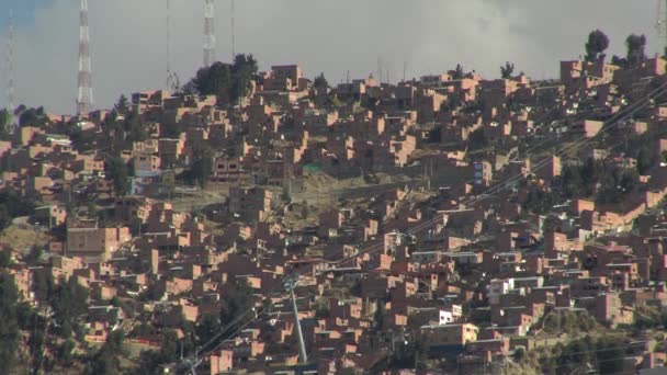 케이블카들 볼리비아의 라파스 시의한 볼리비아 라파스의 짚으로 슬럼가 — 비디오