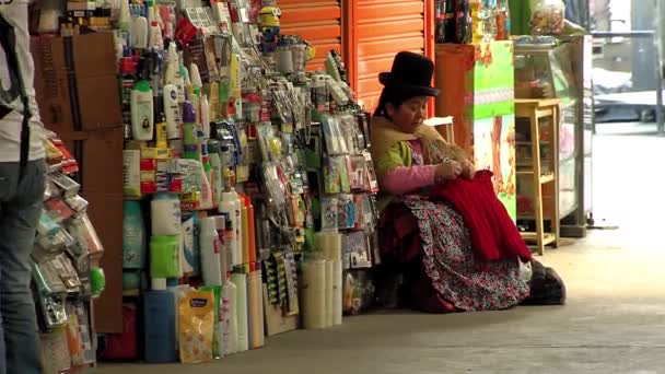 ラパス ボリビア 2019年09月 ボリビアのラパスのマーケットストリートで伝統的なドレス編みのボリビア人女性 — ストック動画