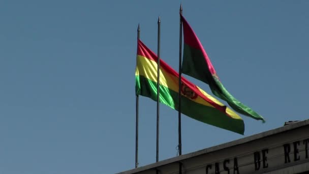 Bolivie Drapeau Drapeau Paz Agitant Fièrement Ciel Bleu Dans Bâtiment — Video