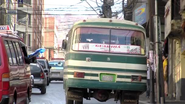ラパス ボリビア 2019年9月 南米ボリビアの首都ラパスの通りでの交通 — ストック動画