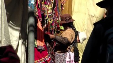 La Paz / Bolivya - 09 09 09 2019: Bolivyalı Kadın La Paz, Bolivya 'daki Market Caddesi' nde Geleneksel Giyiniyor.