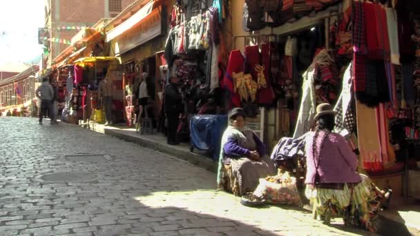 ラパス ボリビア 2019年09月09日 南米ボリビア ラパスのストリートマーケットでの先住民服とチョリタス — ストック動画