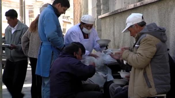 Paz Bolivia 2019 Sharing Food Volunteer Hands Homeless People Entrance — 비디오