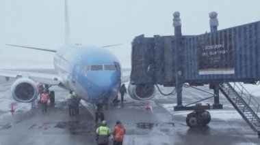 Ushuaia / Arjantin - 10 11: 2019: Yolcu uçağının ön görüntüsü ve yer ekibi yolcu alımına hazır. Ağır çekim. Görüntüyü Büyüt. 