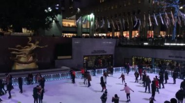 New York / ABD - 12 02 2019: Rockefeller Center, New York 'ta buz pateni pistinde kalabalık. 