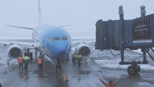 Ushuaia Tierra Del Fuego Provincie Argentinië 2019 Ground Crew Signaling — Stockvideo