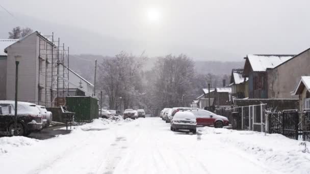 Verschneite Straße Mit Wohnhäusern Ushuaia Provinz Feuerland Argentinien Zoom Schuss — Stockvideo