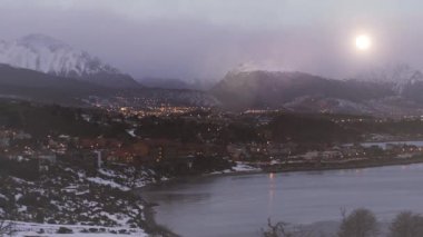 Ushuaia şehri, sisli bir öğleden sonra, Tierra del Fuego, Arjantin. 