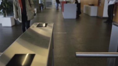 Ofiste Turnike Geçen Genç Kadın. Düşük Görünüm. F