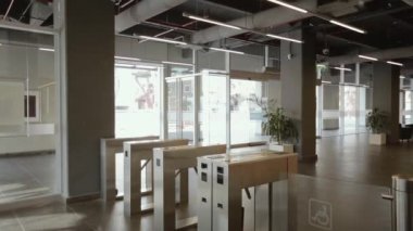 Modern bir ofis binasında Turnikeli Ofise Giriş. Görüntüyü Büyüt.