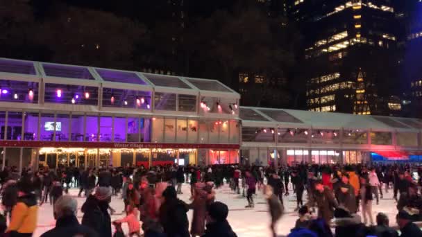 2019年2月12日 美国纽约市曼哈顿布赖恩特公园冬季村的人群滑冰 — 图库视频影像