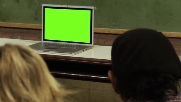 Люди Сидять Школі Спостерігають Ноутбуком Зеленим Екраном Можете Замінити Зелений — стокове відео