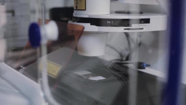 Microscopio Moderno Laboratorio Primer Plano — Vídeo de stock