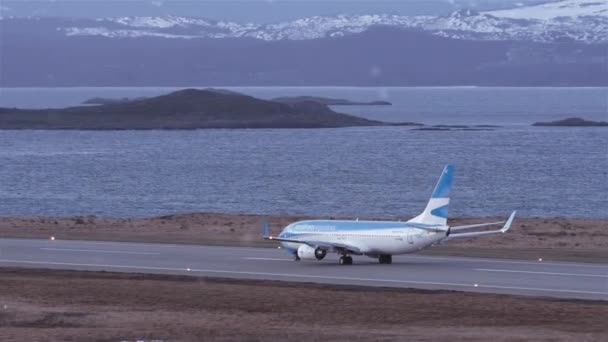 ウシュアイア アルゼンチン 2019 ウシュアイア空港の旅客機のサイドビュー 背景にあるビーグルチャンネル — ストック動画