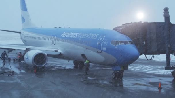 Ushuaia Argentina 2019 Čelní Pohled Osobní Letadlo Odtahovku Pozemní Posádku — Stock video