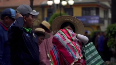 La Paz / Bolivya - 10 10 10 2019: Bolivya 'nın başkenti La Paz' da bir sokakta Bolivya Ailesi. 
