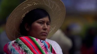 La Paz / Bolivya - 10 10 10 2019: Bolivya 'nın başkenti Bolivya' da Geleneksel bir Cholita (Bolivya Aymara Kadını). Yakın plan. 