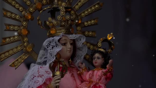 Quillacollo Cochabamba ボリビア 2019年8月15日 南アメリカのボリビアにあるサン イルデフォンソ キラコロ教会の聖母像 クローズアップ — ストック動画