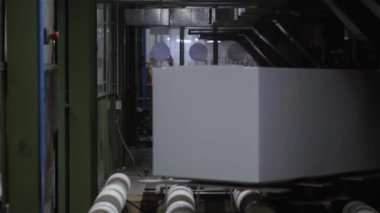 Buzdolabı Fabrikası 'nda soğutuculu Taşıyıcı Yuvarlama Sistemi. 