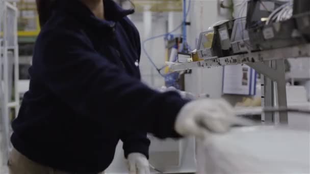 Buenos Aires Argentina 2019 Trabajadores Línea Montaje Fábrica Refrigeradores — Vídeos de Stock