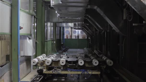 Σύστημα Μεταφοράς Κυλίνδρων Ψυγεία Στο Εργοστάσιο Ψυγείων — Αρχείο Βίντεο