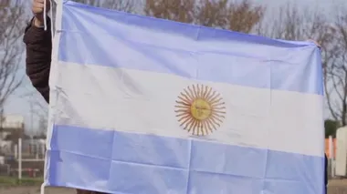 Arjantin halkı parkta bir Arjantin bayrağı taşıyor. Ağır çekim çekimi. Yakınlaştır. 