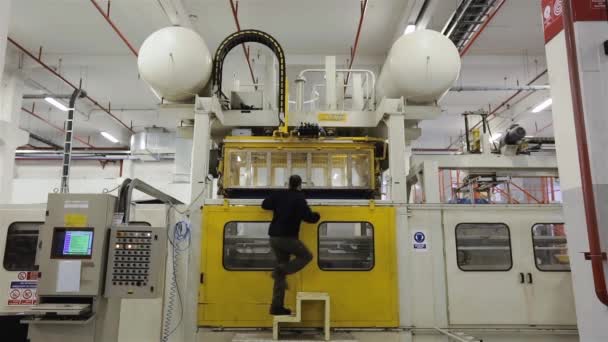 Buenos Aires Argentinië 2019 Technicus Zoek Naar Industriële Machines Koelkast — Stockvideo
