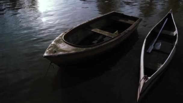 Una Canoa Bote Remos Canal Atardecer — Vídeo de stock